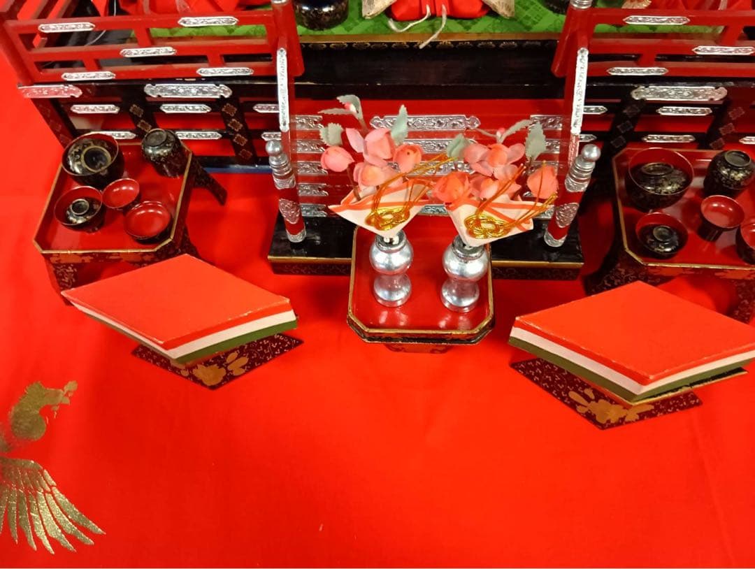 【値下げ】御殿飾りお人形5人と飾り 道具付き